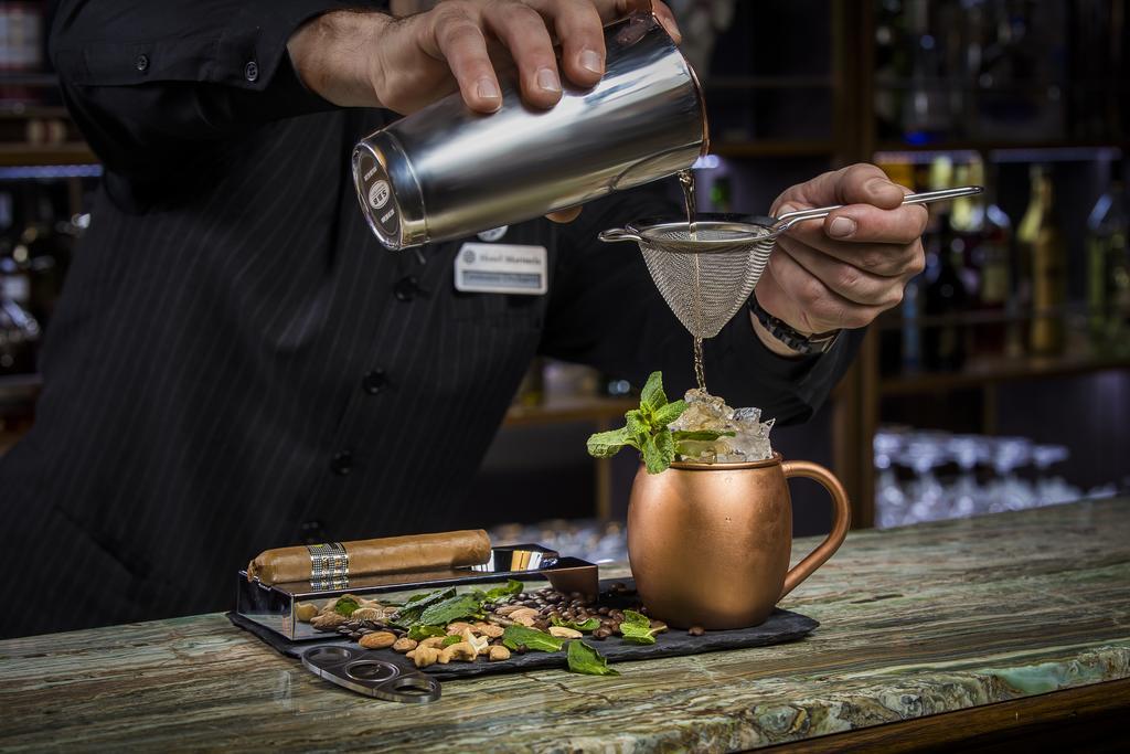 Hotel Marinela Sofia Esterno foto A bartender preparing a cocktail